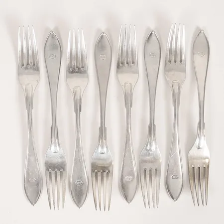 Åtta bordsgafflar modell Svensk spets, längd 184mm, monogramgravyr "A.M.", en gaffel böjd, tillverkad av Gustaf Möllenborg, Stockholm 1908, silver 830/1000 Vikt: 392,2 g