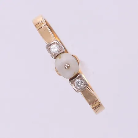Ring med skadad pärla och diamanter 2 x ca 0,02ct stl:18¾, bredd 2,2-4,6mm, gravyr, 20K.  Vikt: 2,9 g