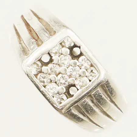 Ring med vita stenar stl:19¼ bredd 4,4mm saknar tre stenar något skev silver 925/1000 Vikt: 10,6 g