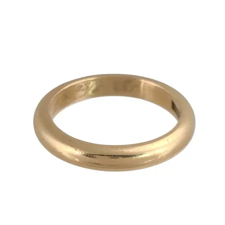 Ring i 18K guld, slät modell med gravyr Vikt: 6 g