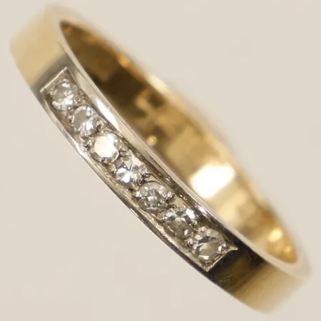 Ring med diamanter 7xca0,01ct stl:17½ bredd 2,8mm gravyr 18K Vikt: 2,8 g
