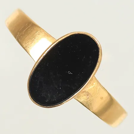 Klackring med svart sten/onyx, stl 20½ bredd 2-11mm, graverad, 18K 2,3g totalt