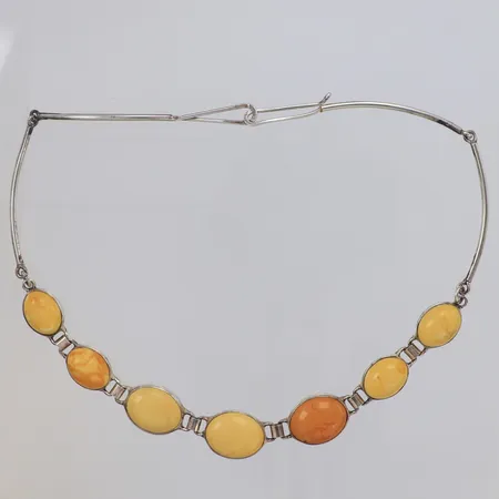 Collier med cabochonslipad bärnsten längd 42cm, bredd 1,2-16mm, Gdansk Polen 925/1000 silver Vikt: 26,6 g