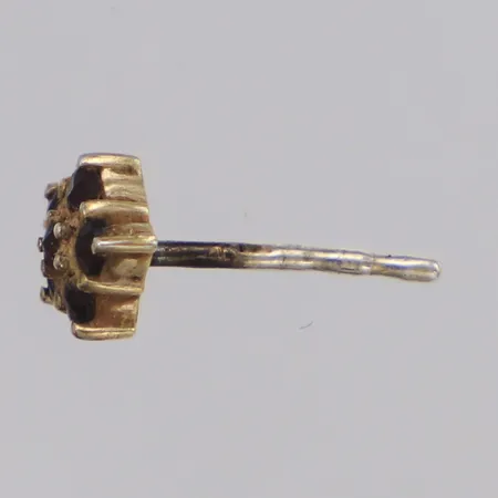 Udda örhänge med granater, bredd 6,2mm, snurrebuss saknas, silver 925/1000 Vikt: 0,5 g