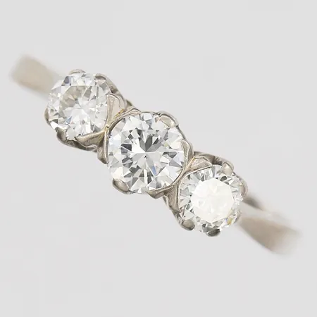 Ring med briljantslipade diamanter totalt ca 0,65ct, nagg, stl: 16¼, tillverkad av John Pettersson, Stockholm 1946, 18K vitguld Vikt: 2,1 g