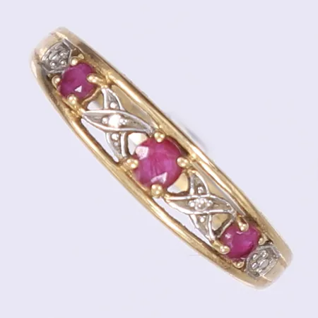 Ring med röda stenar samt diamanter 2xca 0,005ct stl:17¼ bredd 2-5mm, tillv. Guldfynd, 18K  Vikt: 1,7 g