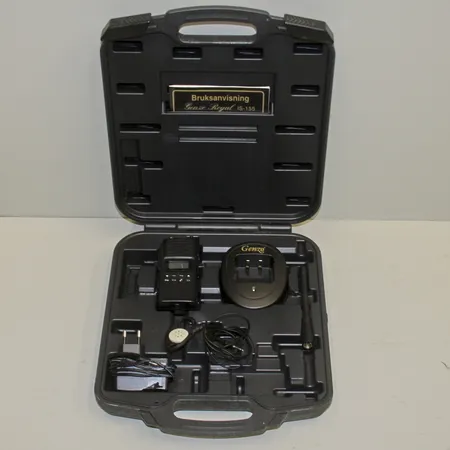Komradio Genzo Royal IS-155, frekvensområde: 136174 MHz (155 MHz-bandet för jakt) uteffekt: 0,5W (Låg), 2,5W (Medel), 5W (Hög) kanaler: 99 st Batteri: 7,4V Li-Ion, 2100 mAh Laddningstid: cirka 5 timmar täthet: IP65-klassad mått: 120 x 58 x 36 mm funktioner: 38 pilottoner, kanalsökning, "viskande läge", knappsatslås och justerbar brusspärr, instruktionsbok, bälteshållare, laddstation, öronsnäcka väska i hårdplast.