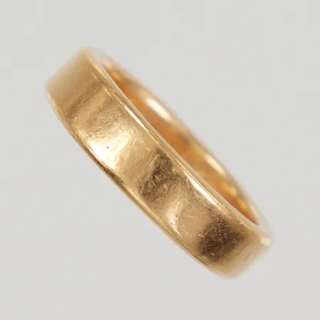 Ring stl:19½ bredd 5,6mm, gravyr, 18K Vikt: 11 g