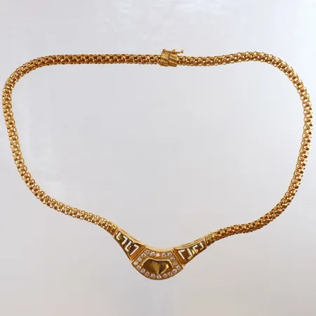 Collier med vita stenar halvstelt längd 43cm bredd 5-16,5mm bucklig 21K.  Vikt: 37 g