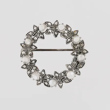 Brosch i form av en krans med månstenar samt markasiter, Ø 30mm, silver 835/1000 Vikt: 6,6 g