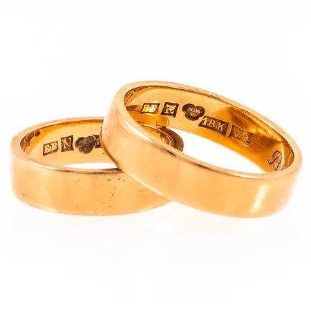 2 ringar släta, skev skena, gravyr, 18K 11,9g. 