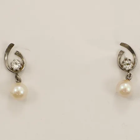 Ett par örhängen med pärlor samt diamanter 2xca0,10ct, längd 20mm bredd 6,8mm vitguld 18K Vikt: 2,3 g
