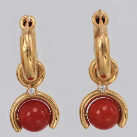 Ett par örhängen med diamanter  2 x ca 0,02ct och orange stenar, troligen karneol, längd ca 25mm, bredd 10mm, ostämplade, 18K Vikt: 8,9 g