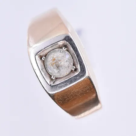 Ring med vit sten stl:17 bredd 3-9 mm 18K. Vikt: 3,2 g