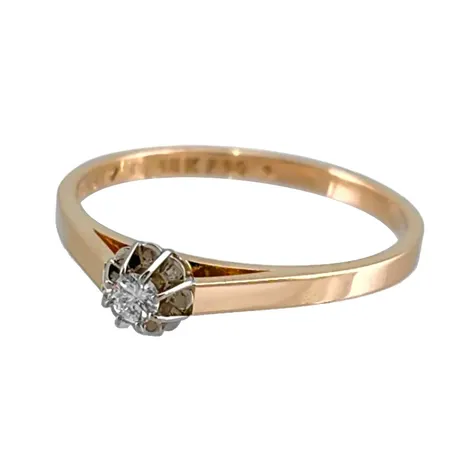 Diamantring i 18K guld Guldfynd (GFAB), Diamant 0,06ct, stämplat på skenans insida, diamant infattad i vitguld, svensk kontrollstämpel, stl: mellan 18,0 och 18¼ mm, bredd 1,7 - 5 mm, fint skick Vikt: 2,2 g