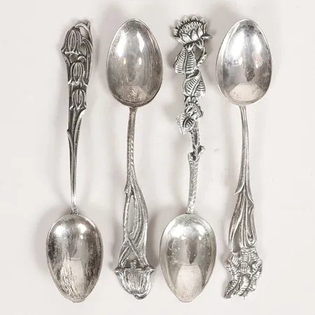 Fyra kaffeskedar modell svenska floran, längd 10cm, silver 830/1000 Vikt: 35 g