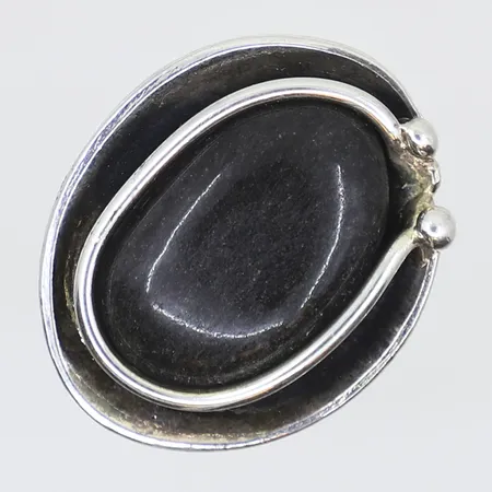 Ring med svart sten stl:18¼, bredd 9-32mm, ostämplat silver Vikt: 16,7 g
