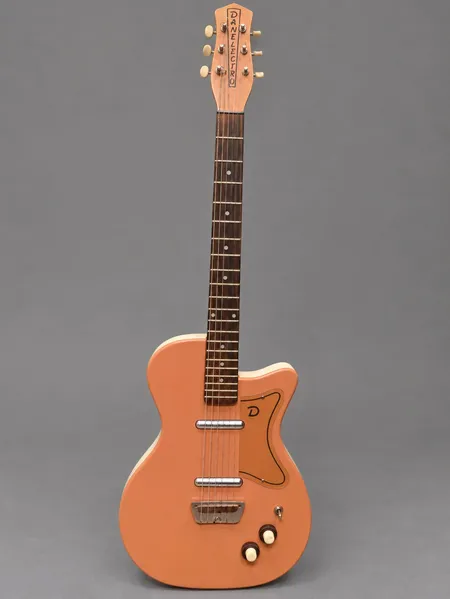 Elgitarr Danelectro U2, lackskador, kantstött, spricka, tejpad, trasigt mjukt fodral Skickas med postpaket.