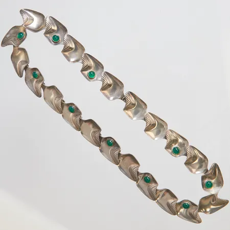 Collier med gröna stenar längd 39,5cm, bredd 15mm, 830/1000 silver Vikt: 41,4 g