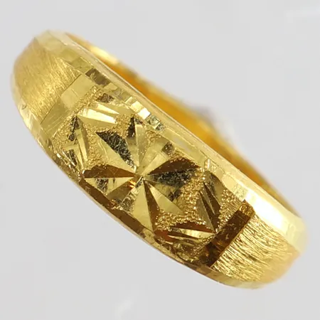 Ring med dekor stl:18 bredd bredd 3,5-6,5mm Thai guld ihålig 23K.  Vikt: 1,9 g