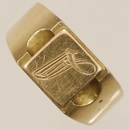 Klackring med monogramgravyr stl:15¾ skev skena 18K Vikt: 4,3 g