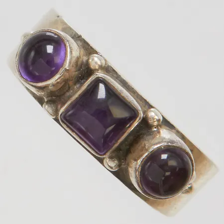 Ring med ametist stl:19 bredd: 3,5-7mm, silver 925/1000 Vikt: 4,9 g