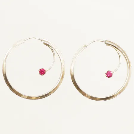 Ett par örhängen med röda stenar Ø27,4mm bredd 2mm silver  Vikt: 1,7 g
