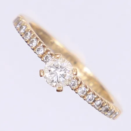 Ring med diamanter totalt 0,44ctv enligt gravyr varav mittsten 1xca 0,33ct stl:17 bredd 2-5mm, personlig gravyr, 18K  Vikt: 3 g