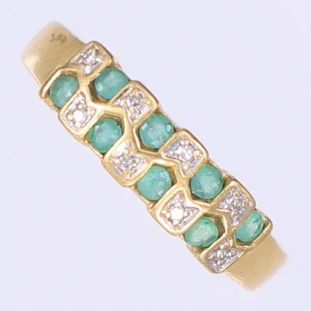 Ring med gröna stenar samt diamanter 8xca 0,005ct stl:18 bredd 2-5mm 18K  Vikt: 2,7 g