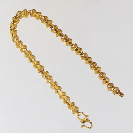 Armband med mönsterdekor längd 16cm bredd 5mm 21K. Vikt: 7,6 g