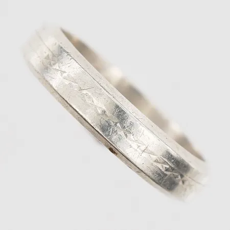 Ring med mönsterdekor, stl: 16, bredd 4mm, gravyr, silver 830/1000 Vikt: 4 g