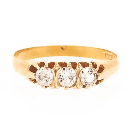Ring med tre vita stenar stl:20¾ bredd 2,3-5,2mm, nötta fasetter, flisa borta, 18K 4,0g. 