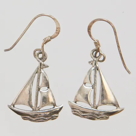 Örhängen med båtar längd 3cm, bredd 16,5mm, krokar, silver 830/1000 Vikt: 2,7 g