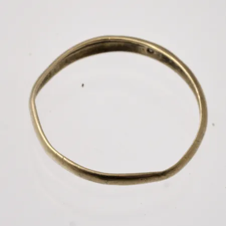 Ring stl:17 bredd 1,8-2,6mm, 1st liten vit sten, skev skena, 8K, 0,59g.