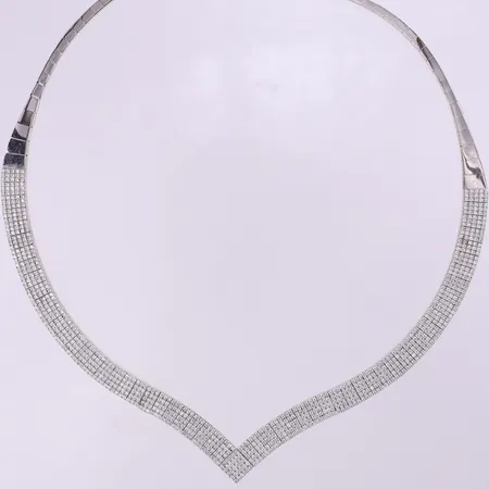 Collier halvstelt med stenar längd ca 45cm, bredd 2,8-10,3mm, vitguld, 8K.  Vikt: 19,2 g