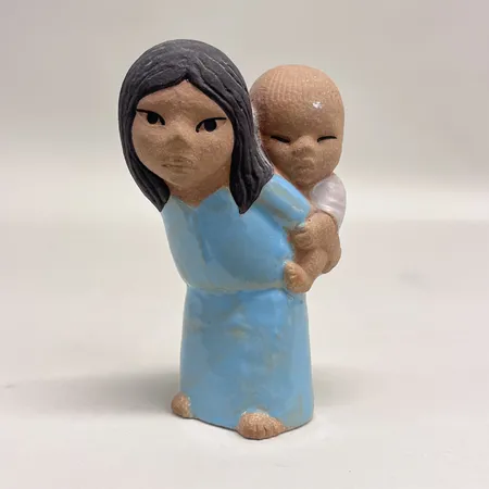 Figurin Öst Lisa Larson Rörstrand, ur serien All Världens Barn, höjd 13cm, stämplad i gods, delvis glaserat stengods, ojämnheter i glasyren, fläck i pannan på barnet, ytslitage