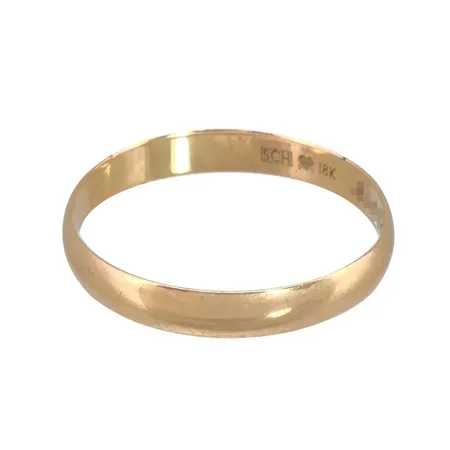 Ring i 18K guld, slät modell med gravyr Vikt: 1,7 g