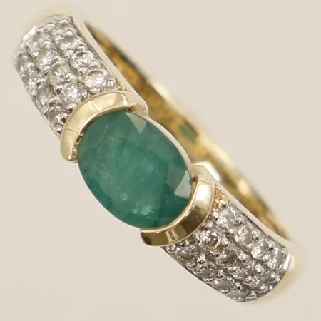 Ring med diamanter totalt 0,25ct enligt gravyr samt smaragd stl:16 bredd 2,4mm 14K Vikt: 3,7 g