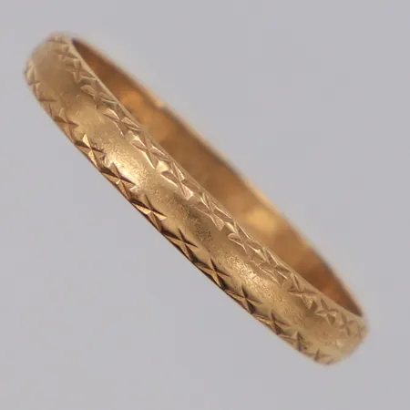 Ring stl:18½, bredd 2,8mm, gravyr, 18K Vikt: 1,9 g