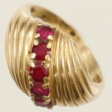 Ring med syntetiska rubiner stl:18 bredd 13,7mm 18K Vikt: 4,8 g
