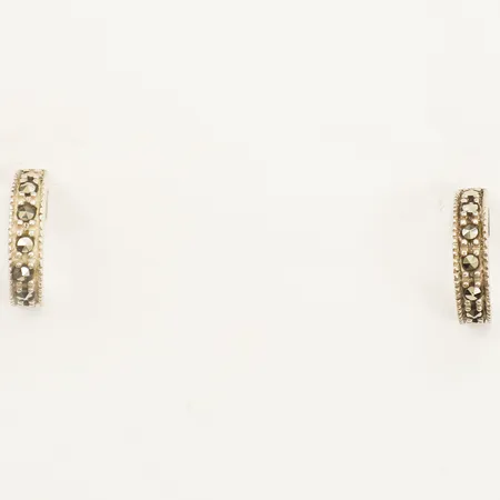 Ett par örhängen med markasiter längd 11,8mm bredd 3mm GHA silver 925/1000 Vikt: 1,8 g