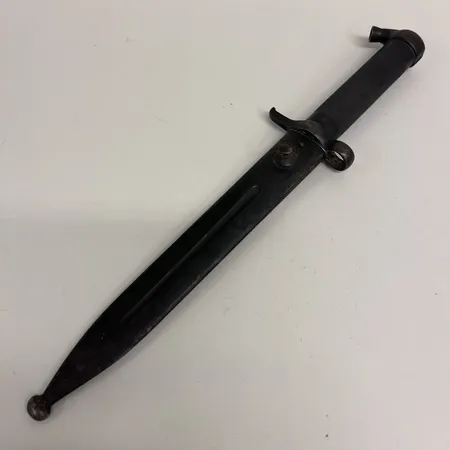 Bajonett, längd inklusive fodral 35cm, märkt: No 151, slitage