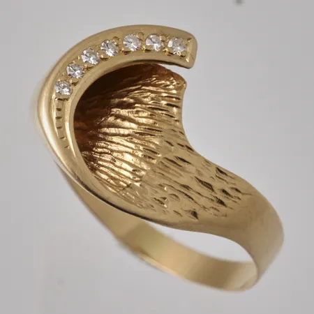 Ring stl:20½ bredd 3,2-15,8mm 7st diamanter 0,11ct Alton 1987, 18K, 6,4g.