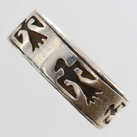 Ring med dekor stl:22½ bredd 8mm Silver 925/1000.  Vikt: 6,9 g