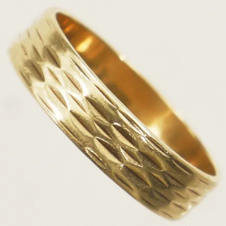 Ring med mönsterdekor stl:18¾ bredd 5,5mm 14K Vikt: 4,6 g