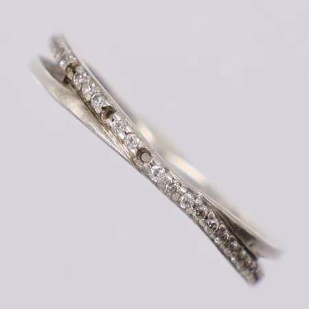 Ring med vita stenar saknar tre stenar stl: ca 17¼ bredd: ca 1-3mm GHA 925/1000 silver Vikt: 1,3 g