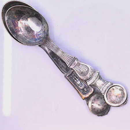 2 st dopskedar längd 14,5 cm ena graverad silver 830/1000. Vikt: 58,9 g