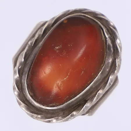 Ring med orange sten stl:17¼ bredd 5-26mm, nagg på stenen, silver 925/1000 Vikt: 7,9 g
