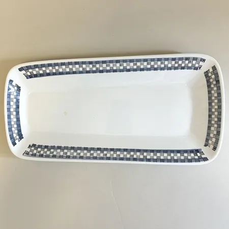  Uppläggningsfat Rörstrand modell Marina ca 37x17cm signerad bruksslitage.  Skickas med paket.