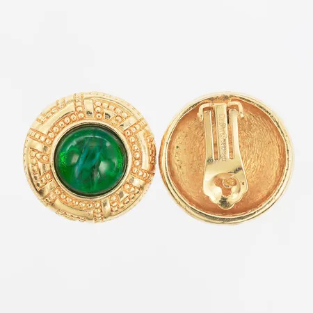 Ett par örhängen Christian Dior, gulmetall med gröna glasstenar, Ø29mm, 1900-talets slut, saknar plastdelar till clipsfäste.
